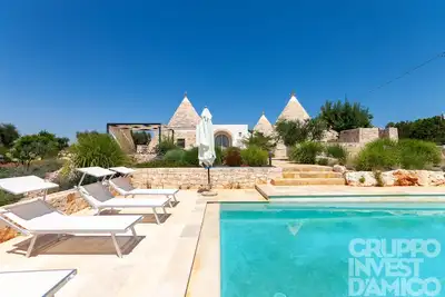 Image de Trullo avec piscine de glycine