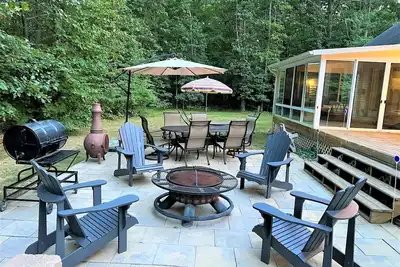 Image de Le plan d'étage ouvert de cette superbe maison personnalisée est idéal pour divertir