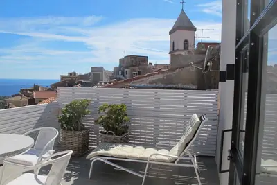 Image de Vieille maison de ville avec terrasse sur le toit et une vue magnifique