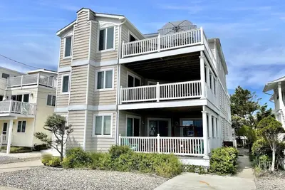 Image de Maison de ville contemporaine sur 3 niveaux située au 3ème étage de la plage et à quelques pas du quartier des affaires revitalisé d’Avalon
