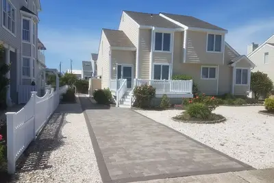 Image de Maison de ville de 3 chambres et 2 salles de bain à seulement 3 pâtés de maisons de la plage, des loisirs familiaux et des restaurants