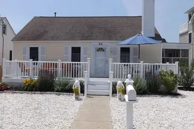 Mignon chalet de trois chambres situé à seulement un pâté de maisons et demi de la plage