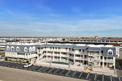 Image de Appartement Merrimack climatisé de deux chambres joliment aménagé offrant un emplacement sur la plage,