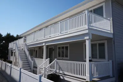 Image de Venez vous amuser au soleil cet été dans un condo au premier étage lumineux et spacieux récemment rénové situé à une maison de la plage et de la promenade d’Avalon.