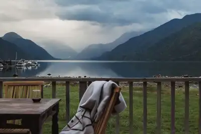 Image de Robin Cottage, dans la baie historique de Shoal, île East Thurlow, Colombie-Britannique
