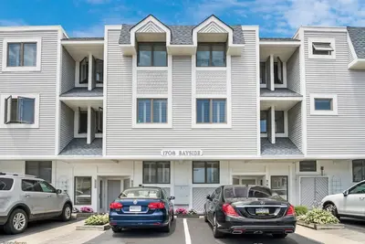 Image de 2e unité fl dans un complexe Bayfront. Belles Vues sur la voie navigable et l'île Cedar.