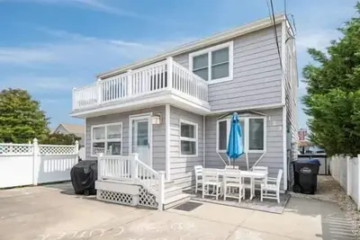 Image de Maison unifamiliale située derrière une autre maison unifamiliale.