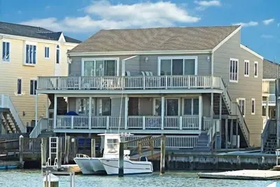 Image de Restez près de la baie! Townhouse offre une vue sur la baie et un bateau,