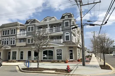 Image de Ce trois chambres, trois salles de bain \"Avalon Breezes Condominium\" est situé au centre de la ville et de la plage