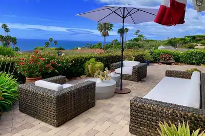 Image de Vue sur l'océan tropical Sanctuaire de Malibu avec piscine chauffée au sel, spa, foyer, plages