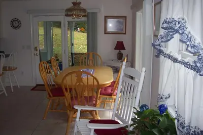 Image de Bright Oak Leaf Cottage