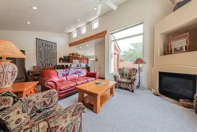 Image de Confortable vues maison w / montagne et un bain à remous et piscine saisonnière partagée
