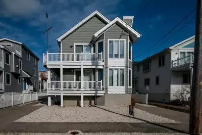 Image de Attractive Avalon Townhouse! Proche de toutes les activités dont la plage, la ville et le tennis!