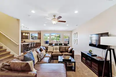 Image de Magnifique condo w / piscine partagée et bain à remous, près du centre-ville / Arches!