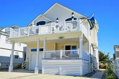 Image de Maison De Ville Impressionnante! À seulement deux pâtés de maisons des belles plages de la 35e rue
