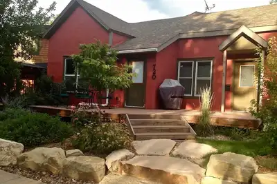 Image de Piñon Place: Downtown Home avec cour fermée quatre pâtés de maisons jusqu'à l'avenue principale