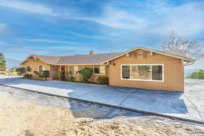 Image de Oakhurst View 3 Bedroom 3 Bath Maison de style espagnol avec de superbes vues