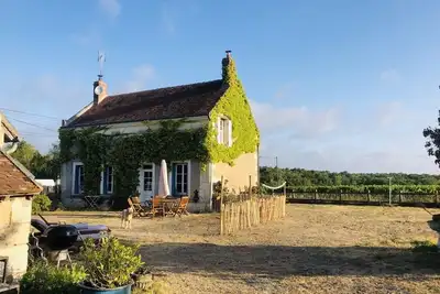 Image de Charmante maison de vacances française sur une colline entourée de vignes