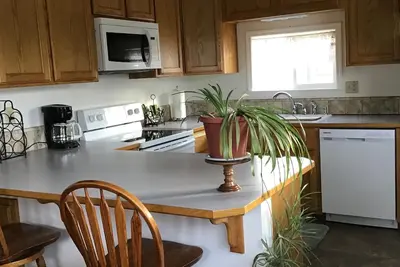 Image de Propre et mignon, 1 lit, 1 salle de bain, petite ville en face du parc de la ville.