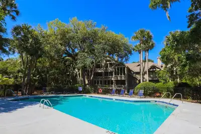 Image de Retraite paisible avec piscine communautaire, cuisine rénovée et option d'achat de cartes d'agrément Beach Club