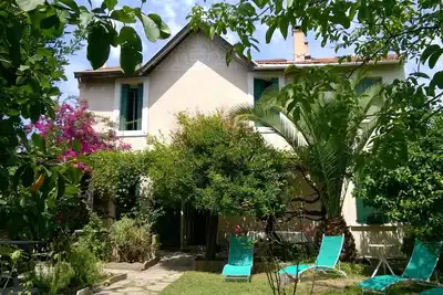 Image de maison de ville jardin arboré