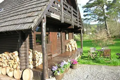Image de Balvaig River Log Cabin, avec poêle à bois, charme alpin au bord de l'eau