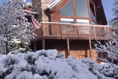 Image de Belle cabine isolée dans les pins à Prescott en Arizona.