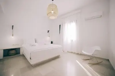 Image de En Lefko - Un havre de vacances blanc au bord de la mer. L'endroit idéal pour un séjour relaxant.