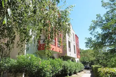 Petit studio avec balcon, plein sud, à 650m des Thermes de Lamalou, animaux acceptés, parking gratuit.