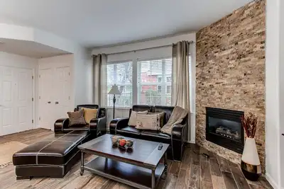 Image de Condo propre et confortable au rez-de-chaussée du centenaire