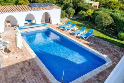 Image de Spacieuse villa de 4 chambres à distance de marche de Carvoeiro avec piscine chauffée