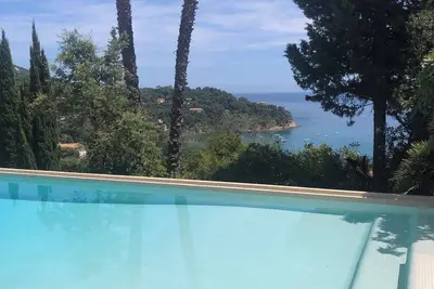 La Villa Jaune golfe st Tropez swimming pool sea  view 5 suites classée 5 stars.