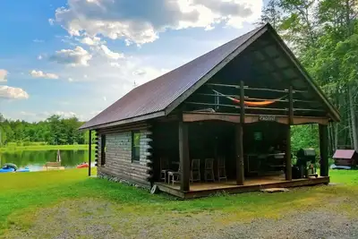 Image de La cabane en rondins sur l’étang paradisiaque, les merveilles du printemps, les plaisirs estivaux et le feuillage automnal