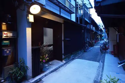Image de Kyomachiya près du centre de Kyoto. Bon accès aux sites touristiques, chambres confortables avec rénovations.