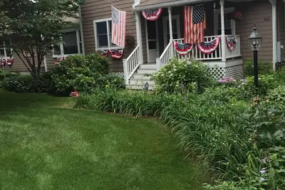 Image de Un Cotuit Escape - situé sur la rue principale à quelques pas du parc de baseball Kettleer