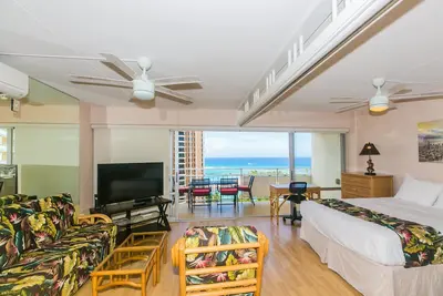 Image de Unité de luxe 1 chambre (rénovée) avec vue sur la lagune Duke Kahanamoku et la plage de Waikiki