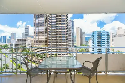 Image de Ilikai Hotel, Unité d'une chambre à coucher, Superbe vue sur les lumières de la ville de Waikiki, Unité rénovée avec lit King Size