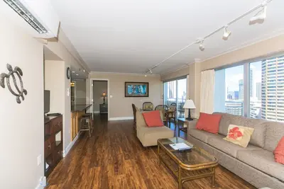 Image de Ilikai Hotel - Suite à deux chambres entièrement rénovée avec vue sur les lumières de la ville de Waikiki!