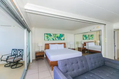 Image de Ilikai Hotel - Unité 1 chambre entièrement rénovée au 19ème étage avec vue sur les montagnes!