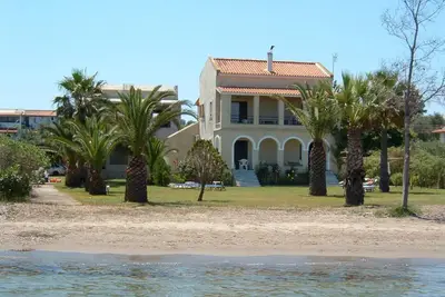 Appartement en front de mer, accès à la plage privée, Wifi | Aghios Petros, Corfou