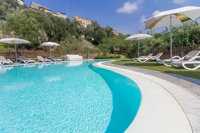 Image de Appartement INDÉPENDANT De 4 PIÈCES En RÉSORT Avec Piscine Et Jardin