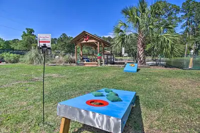 Image de Nouveau! Waterfront Midway Home avec véranda et grande cour