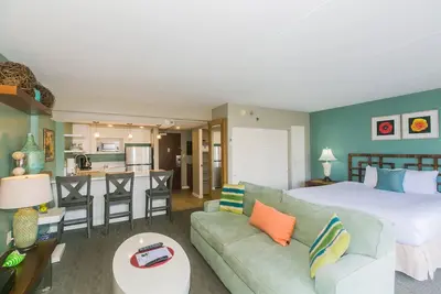 Image de Suite 1 chambre rénovée Ilikai avec vue sur la ville et la montagne