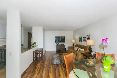 Image de Très bien situé à Wakiki, à distance de marche de la plage, des boutiques et des restaurants!