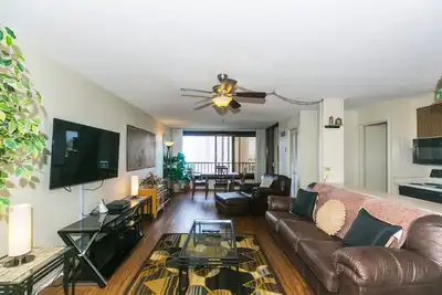 Image de Très bien situé à Wakiki, à distance de marche de la plage, des boutiques et des restaurants!