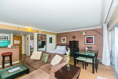 Image de Unité 1 chambre entièrement rénovée au 21ème étage avec vue sur les environs de Waikiki!