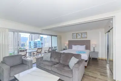 Image de Unité entièrement rénovée au 16ème étage avec vue sur les montagnes et la région environnante de Waikiki!