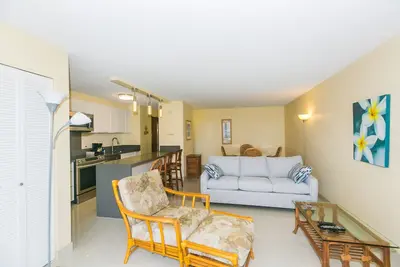 Image de Moderne, confortable avec d'excellents équipements! Emplacement idéal à Waikiki