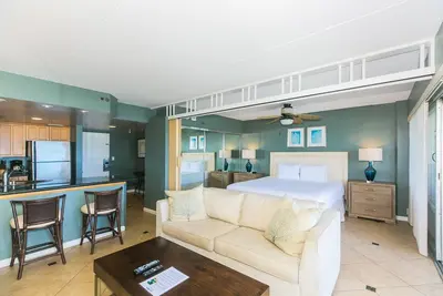 Image de L'unité de luxe à une chambre de l'hôtel Ilikai offre une vue sur le port de plaisance d'Ala Wai et la plage d'Ala Moana!