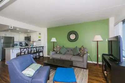 Image de Unité entièrement rénovée au 12ème étage avec vue sur les montagnes et la région environnante de Waikiki!